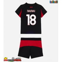 Camisa de Futebol AC Milan Christopher Nkunku #18 Equipamento Principal Infantil 2025-26 Manga Curta (+ Calças curtas)